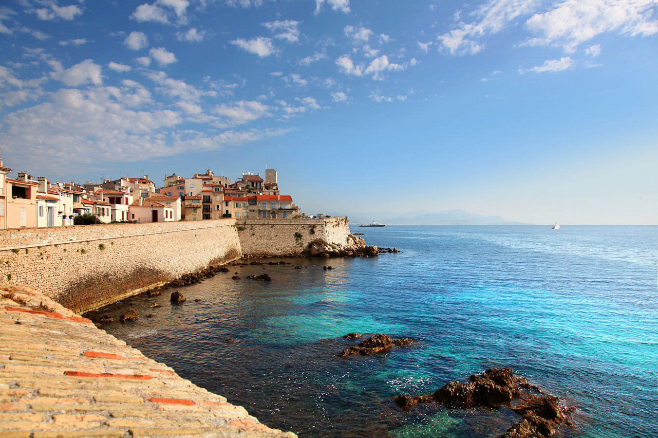 Rent a boat in Antibes
