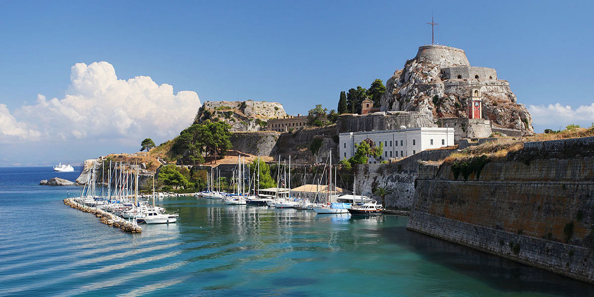 Hyr en båt i Korfu